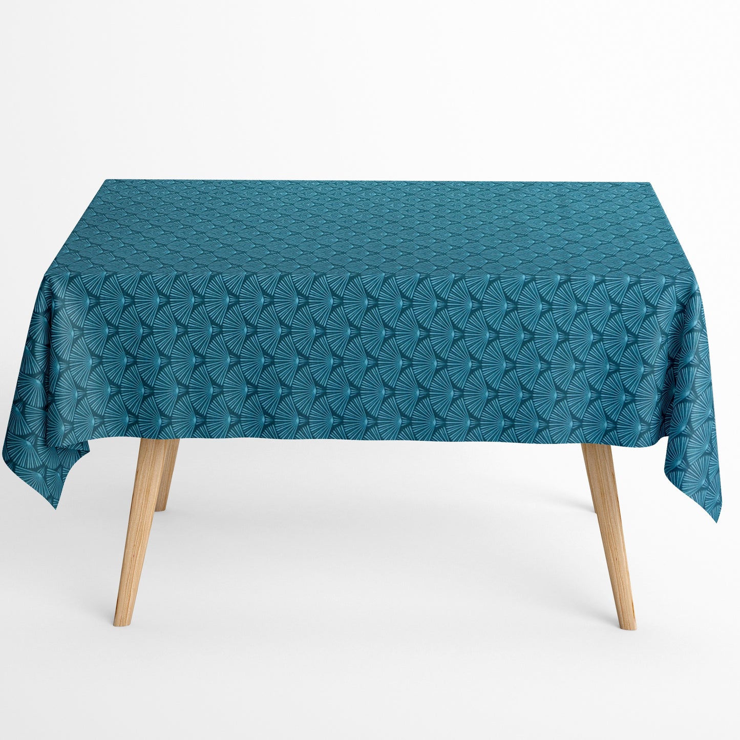 Die Jacquard Tischdecke aus beschichteter Baumwolle zeigt ein modernes, geometrisches Muster aus feinen, fächerartigen Kreisen in Petrol- und Blautönen.