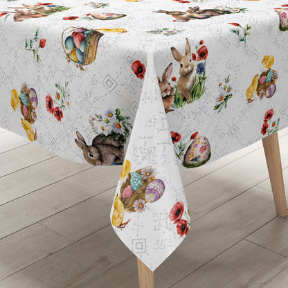 Wachstuch-Tischdecke mit Osterdessin auf weißem Hintergrund mit feinen silberfarbenen Ornamenten. Das Muster zeigt niedliche Hasen, flauschige Küken, bunte Ostereier in Körbchen sowie zarte Frühlingsblumen und Blütenzweige. Die liebevoll gestalteten Motive in harmonischen Pastelltönen verleihen der Tischdecke eine freundliche, frühlingshafte und festliche Ausstrahlung.
