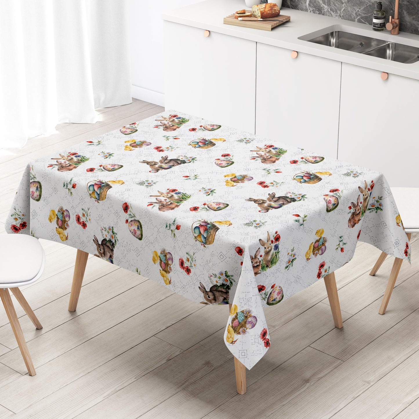 Wachstuch-Tischdecke mit Osterdessin auf weißem Hintergrund mit feinen silberfarbenen Ornamenten. Das Muster zeigt niedliche Hasen, flauschige Küken, bunte Ostereier in Körbchen sowie zarte Frühlingsblumen und Blütenzweige. Die liebevoll gestalteten Motive in harmonischen Pastelltönen verleihen der Tischdecke eine freundliche, frühlingshafte und festliche Ausstrahlung.