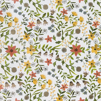 Weiße Wachstuch-Tischdecke mit zartem Blumenwiesen-Muster in Gelb, Apricot, Creme und Grau sowie grünen Blättern und Ranken in natürlicher Aquarell-Optik.