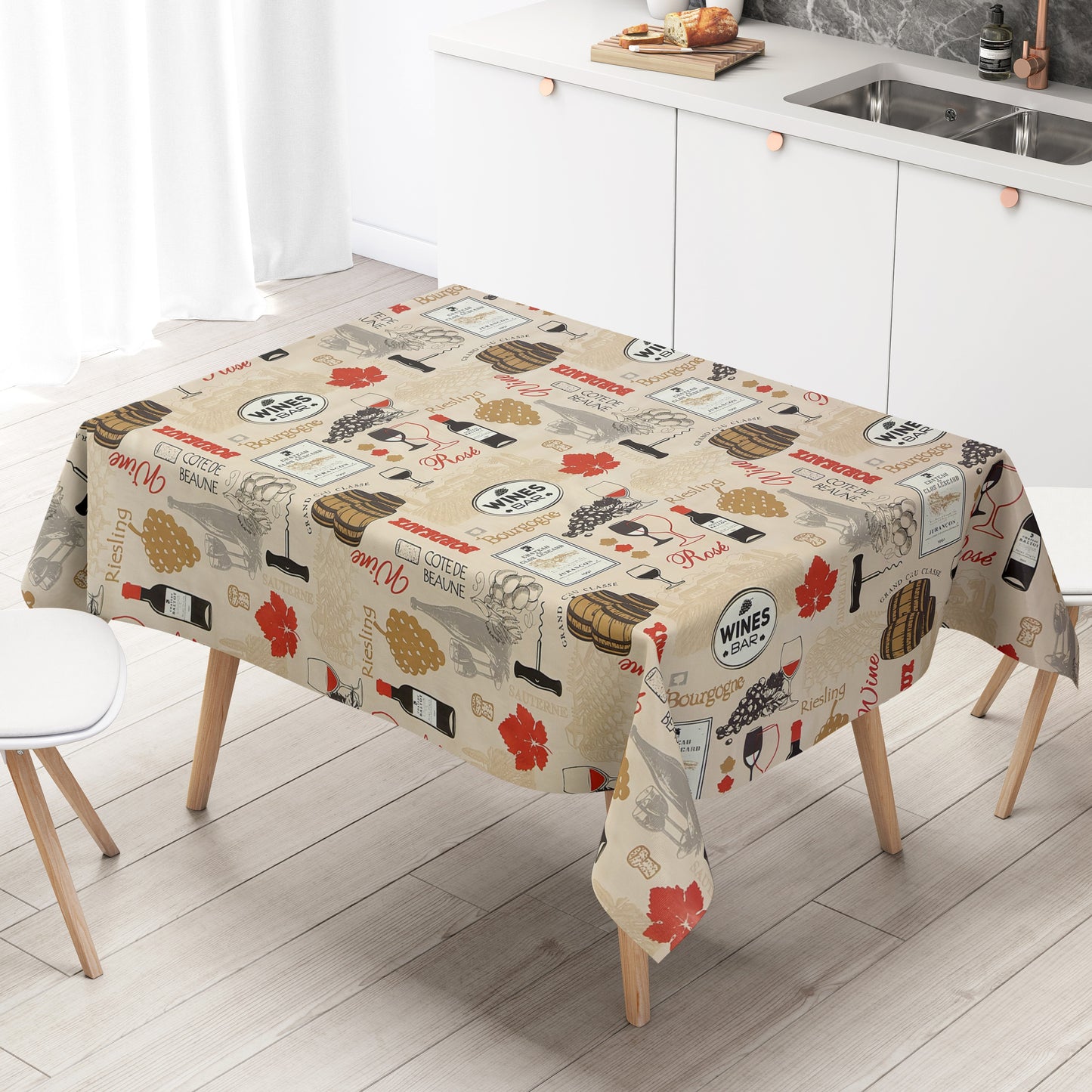 Wachstuch-Tischdecke mit dekorativem Weinmotiv auf cremefarbenem Hintergrund