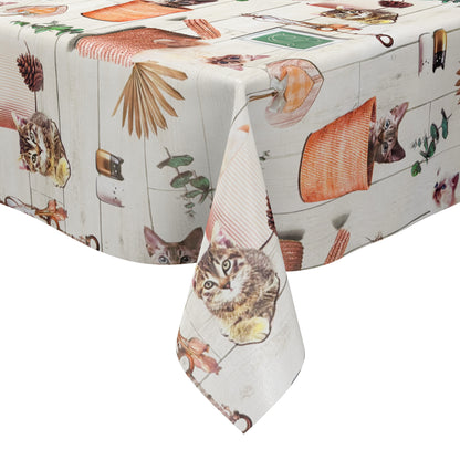 Wachstuch-Tischdecke mit niedlichen Katzenmotiven, Körben, Pflanzen und dekorativen Naturdetails in warmen Beige- und Orangetönen auf heller Holzoptik.