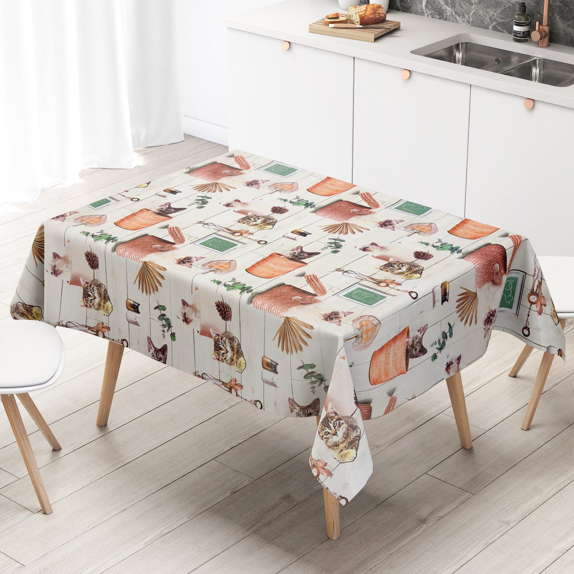 Wachstuch-Tischdecke mit niedlichen Katzenmotiven, Körben, Pflanzen und dekorativen Naturdetails in warmen Beige- und Orangetönen auf heller Holzoptik.