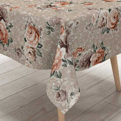 Wachstuch-Tischdecke mit romantischem Rosenmuster auf taupefarbenem Hintergrund. Große Blüten in Rosé-, Apricot- und Cremetönen sowie zarte Blätter verleihen dem floralen Design einen eleganten Vintage- und Landhausstil.