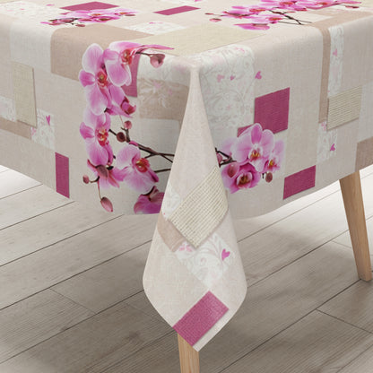 Rechteckiges Wachstuch mit hellem Beige- und Cremeton als Hintergrund, dekoriert mit großen rosa Orchideenblüten, pinkfarbenen Akzenten und einem modernen Patchwork-Muster aus Quadraten, Rechtecken und dezenten floralen Ornamenten. Die Tischdecke wirkt freundlich, elegant und romantisch.