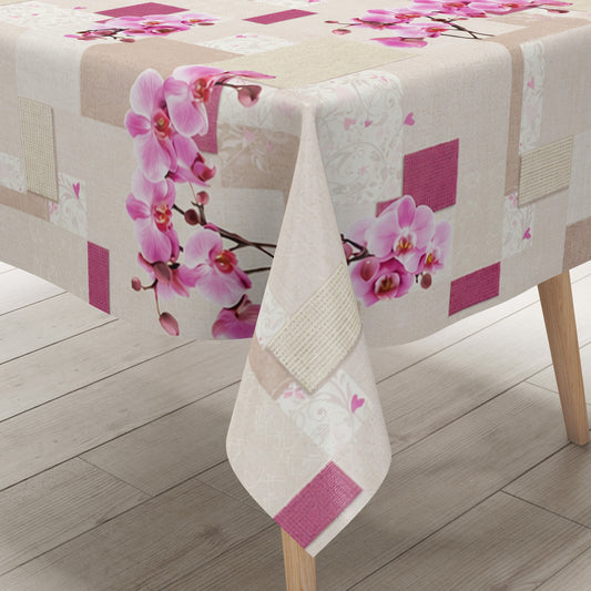 Rechteckiges Wachstuch mit hellem Beige- und Cremeton als Hintergrund, dekoriert mit großen rosa Orchideenblüten, pinkfarbenen Akzenten und einem modernen Patchwork-Muster aus Quadraten, Rechtecken und dezenten floralen Ornamenten. Die Tischdecke wirkt freundlich, elegant und romantisch.
