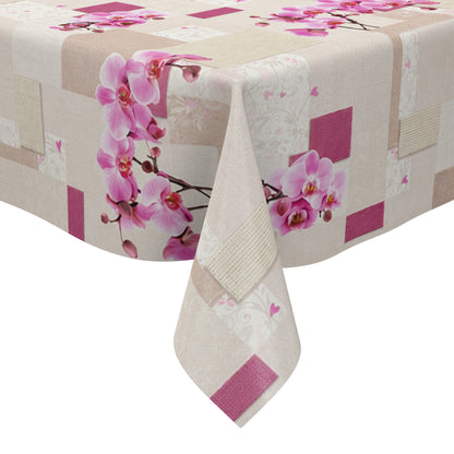 Rechteckiges Wachstuch mit hellem Beige- und Cremeton als Hintergrund, dekoriert mit großen rosa Orchideenblüten, pinkfarbenen Akzenten und einem modernen Patchwork-Muster aus Quadraten, Rechtecken und dezenten floralen Ornamenten. Die Tischdecke wirkt freundlich, elegant und romantisch.