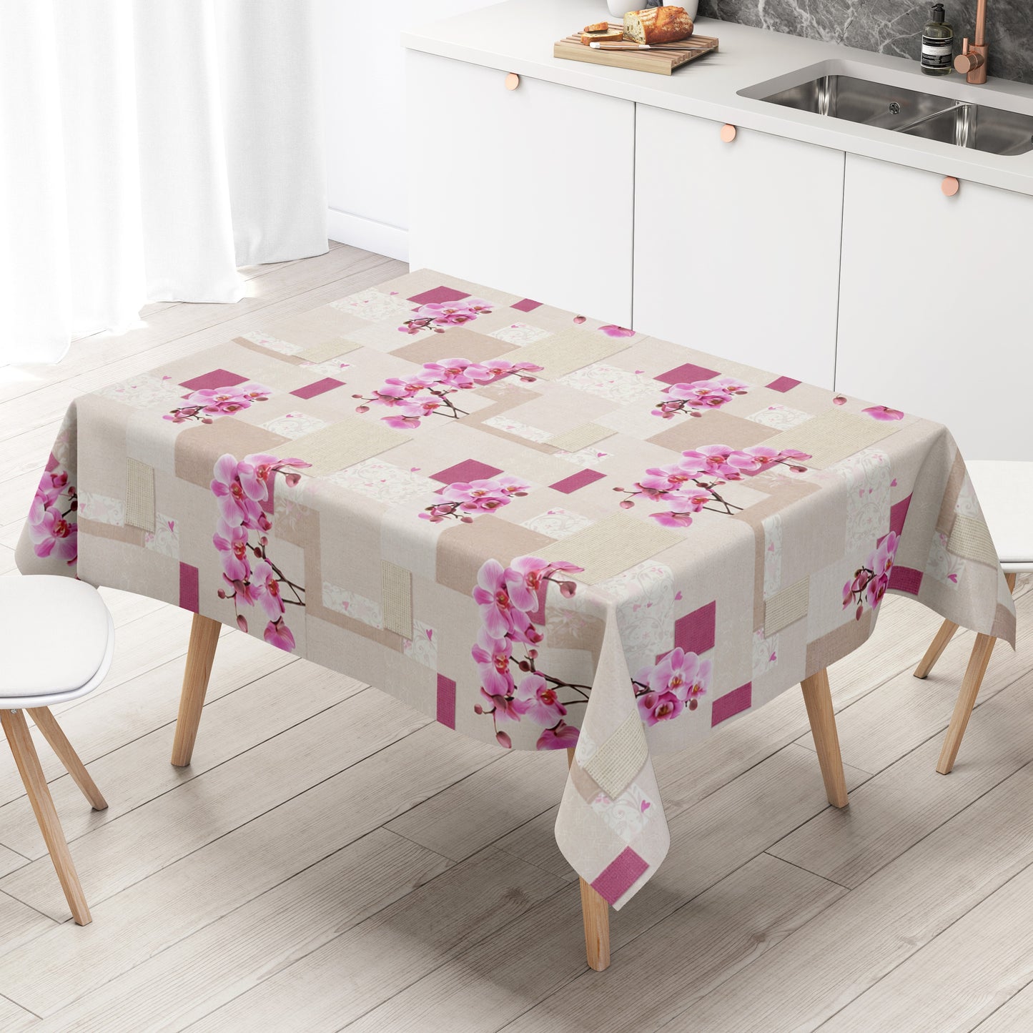 Rechteckiges Wachstuch mit hellem Beige- und Cremeton als Hintergrund, dekoriert mit großen rosa Orchideenblüten, pinkfarbenen Akzenten und einem modernen Patchwork-Muster aus Quadraten, Rechtecken und dezenten floralen Ornamenten. Die Tischdecke wirkt freundlich, elegant und romantisch.