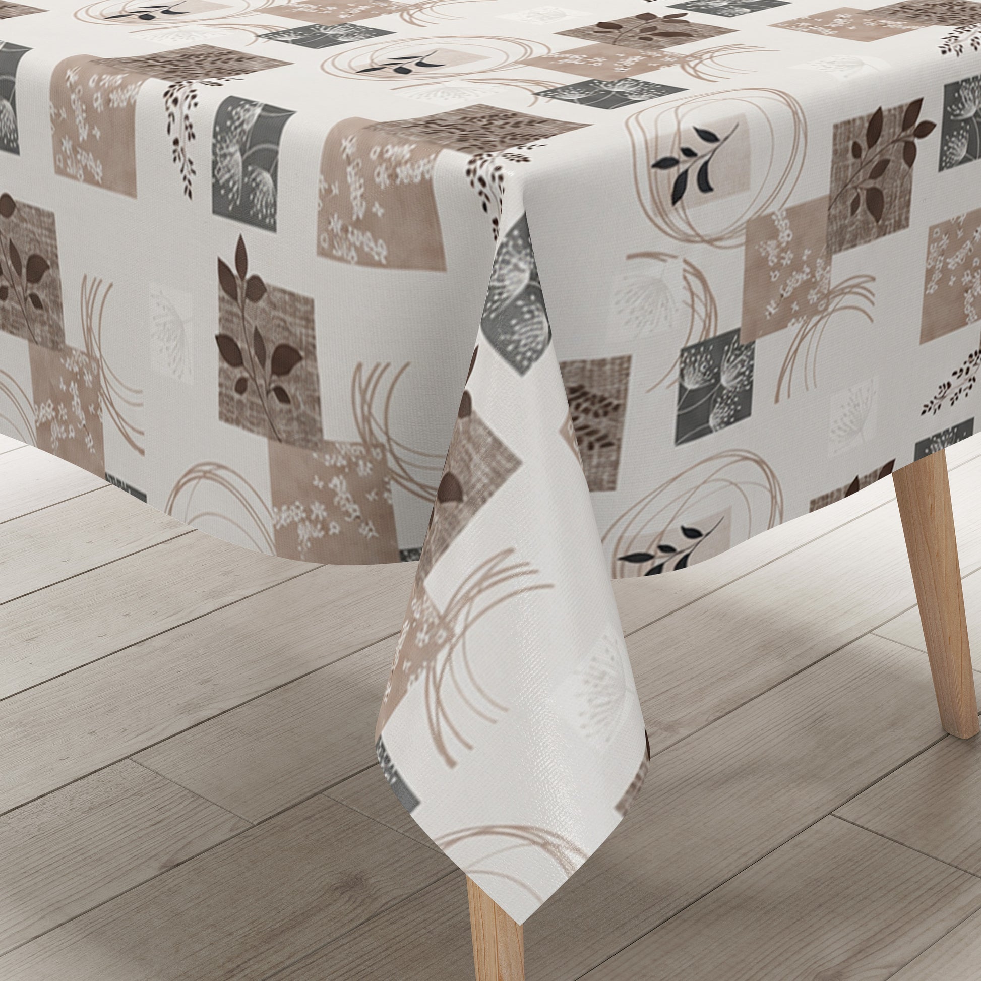 Wachstuch-Tischdecke mit herbstlichem Patchwork-Muster in Beige, Taupe, Braun und Grau. Dekorative Quadrate mit Blättern, Pflanzenmotiven, floralen Elementen und geschwungenen Linien verteilen sich gleichmäßig auf hellem Hintergrund. Das warme Design wirkt natürlich, modern und gemütlich und eignet sich ideal für eine stilvolle Herbstdekoration auf dem Esstisch.