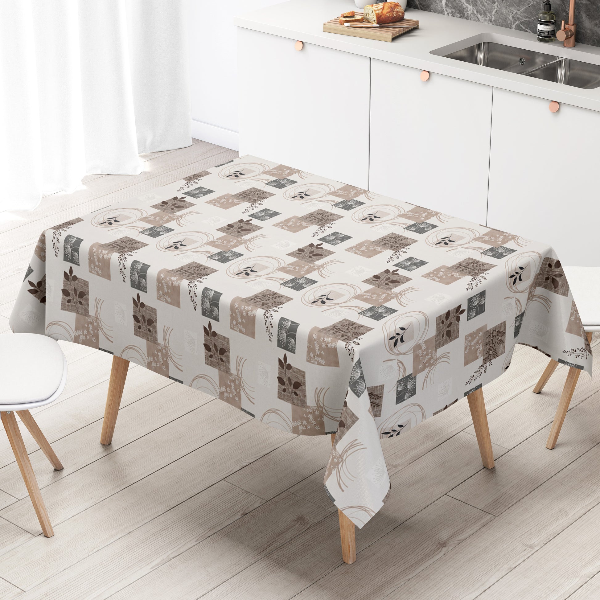Wachstuch-Tischdecke mit herbstlichem Patchwork-Muster in Beige, Taupe, Braun und Grau. Dekorative Quadrate mit Blättern, Pflanzenmotiven, floralen Elementen und geschwungenen Linien verteilen sich gleichmäßig auf hellem Hintergrund. Das warme Design wirkt natürlich, modern und gemütlich und eignet sich ideal für eine stilvolle Herbstdekoration auf dem Esstisch.