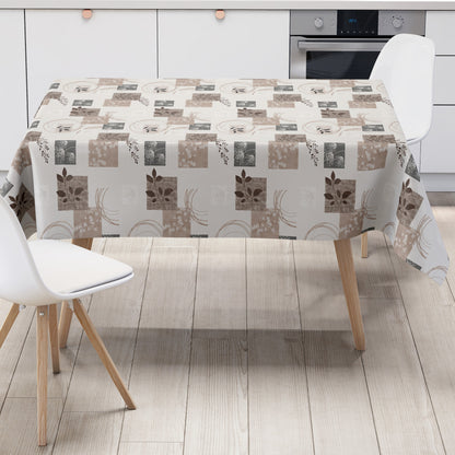 Wachstuch-Tischdecke mit herbstlichem Patchwork-Muster in Beige, Taupe, Braun und Grau. Dekorative Quadrate mit Blättern, Pflanzenmotiven, floralen Elementen und geschwungenen Linien verteilen sich gleichmäßig auf hellem Hintergrund. Das warme Design wirkt natürlich, modern und gemütlich und eignet sich ideal für eine stilvolle Herbstdekoration auf dem Esstisch.