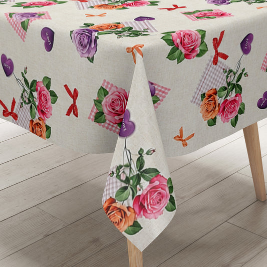 Rechteckige Wachstuch-Tischdecke mit romantischem Blumenmuster auf cremefarbenem Hintergrund. Rosa, lilafarbene und apricotfarbene Rosen wechseln sich mit grünen Blättern, karierten rosa Elementen, kleinen Schleifen und lilafarbenen Herzen mit „Love“-Aufschrift ab. Die Tischdecke fällt dekorativ über die Tischkanten und vermittelt einen verspielten, floralen Landhausstil.