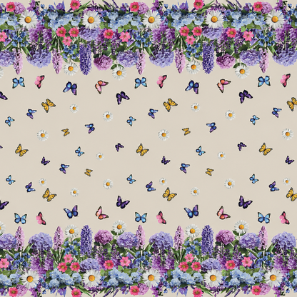 Wachstuch-Tischdecke mit cremefarbenem Hintergrund, dekoriert mit bunten Schmetterlingen und weißen Margeriten. Entlang der Ränder verläuft eine üppige Blumenbordüre aus Lavendel, Hortensien und weiteren Blüten in Violett-, Blau-, Rosa- und Weißtönen. Das frühlingshafte Design erinnert an eine blühende Gartenwiese und sorgt für eine freundliche, sommerliche Atmosphäre.
