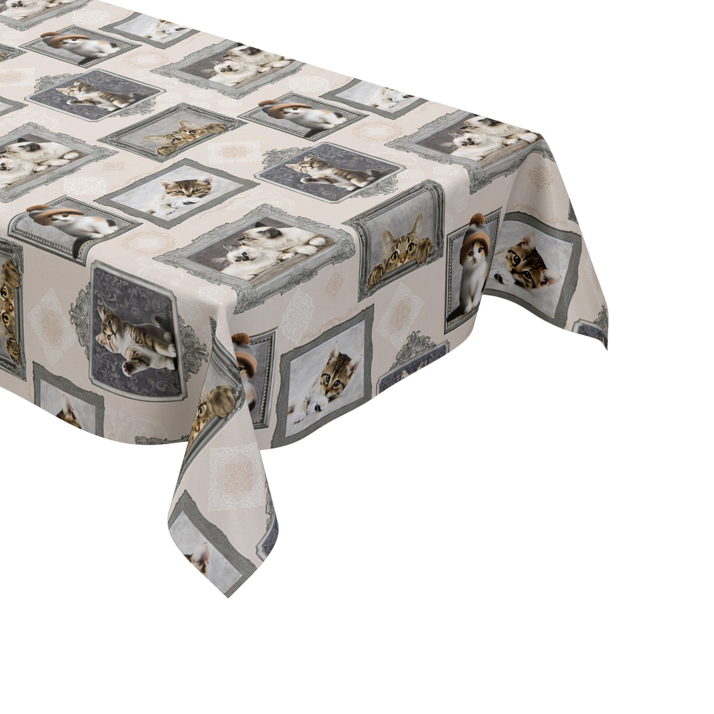 Wachstuch-Tischdecke mit cremefarbenem Hintergrund und dekorativem Katzenmotiv im Vintage-Stil. Verschiedene Katzenporträts in grauen und silbernen Bilderrahmen sind gleichmäßig über die Tischdecke verteilt. Das Design zeigt flauschige Kätzchen und neugierige Katzen mit dezenten Ornamentmustern zwischen den Rahmen.