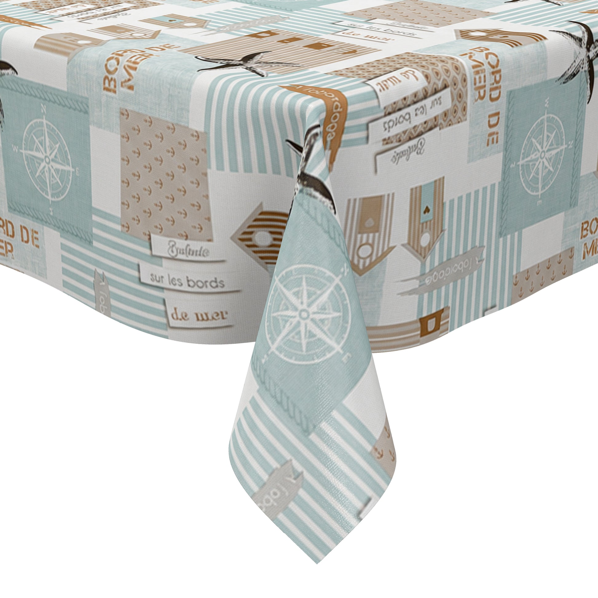 Maritime Wachstuch-Tischdecke mit Patchwork-Muster in Türkis, Beige und Weiß, verziert mit Strandhäusern, Seesternen, Kompassrosen, Streifen und dekorativen Schriftzügen im Küstenstil.