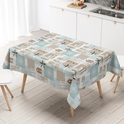 Maritime Wachstuch-Tischdecke mit Patchwork-Muster in Türkis, Beige und Weiß, verziert mit Strandhäusern, Seesternen, Kompassrosen, Streifen und dekorativen Schriftzügen im Küstenstil.