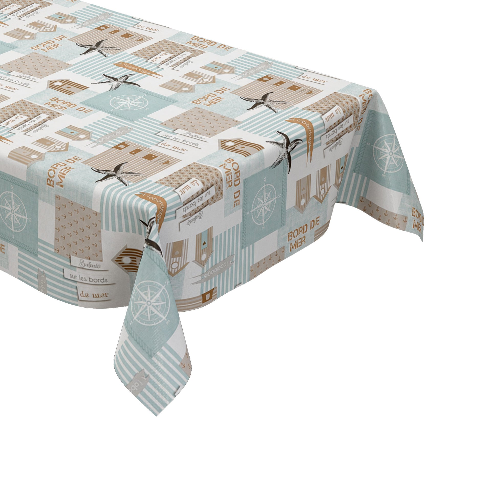 Maritime Wachstuch-Tischdecke mit Patchwork-Muster in Türkis, Beige und Weiß, verziert mit Strandhäusern, Seesternen, Kompassrosen, Streifen und dekorativen Schriftzügen im Küstenstil.