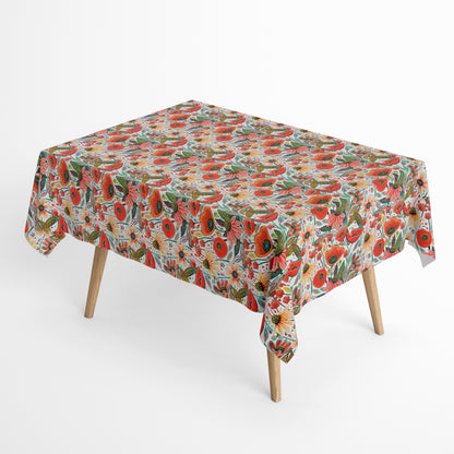  Die jacquard beschichtete Baumwolltischdecke präsentiert ein dichtes, detailreiches Blumenmuster mit Mohnblüten, Blättern und kleinen Streublüten in warmen Rot-, Creme- und Grüntönen. 