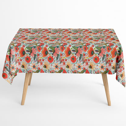  Die jacquard beschichtete Baumwolltischdecke präsentiert ein dichtes, detailreiches Blumenmuster mit Mohnblüten, Blättern und kleinen Streublüten in warmen Rot-, Creme- und Grüntönen. 