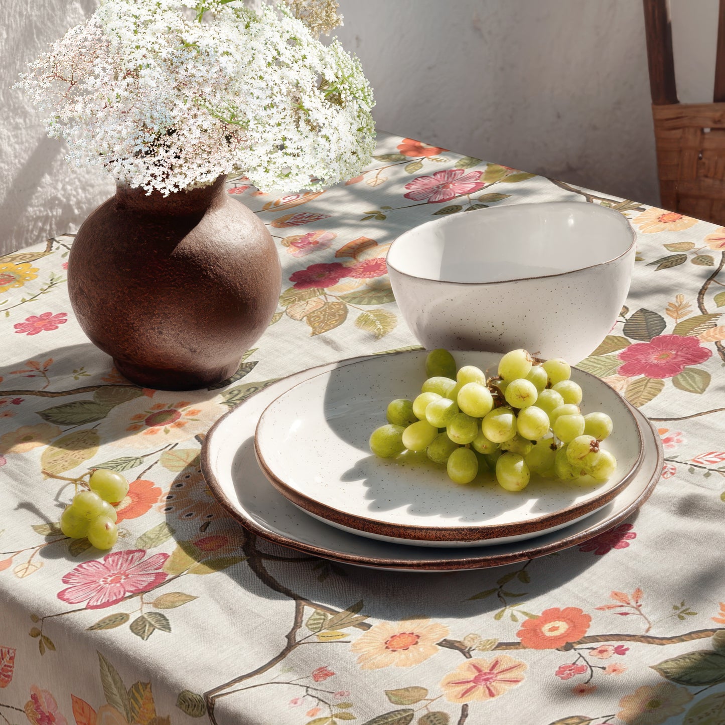 Jacquard Tischdecke aus beschichteter Baumwolle mit Fleckenschutz AMA05 beige retro Blumen  eckig rund oval