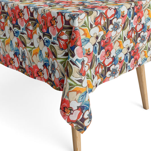 Die Jacquard Tischdecke aus beschichteter Baumwolle zeigt ein dichtes, stilisiertes Blumenmuster mit grafischen Blüten und Blättern in warmen Rot-, Beige- und Blautönen.
