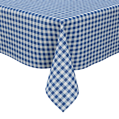 Blau-weiß karierte Wachstuch-Tischdecke in Nahaufnahme. Das feine Vichy-Karomuster besteht aus gleichmäßigen kleinen Quadraten und verläuft glatt und eben über die gesamte Fläche. Die Oberfläche wirkt faltenfrei und gleichmäßig ausgeleuchtet.