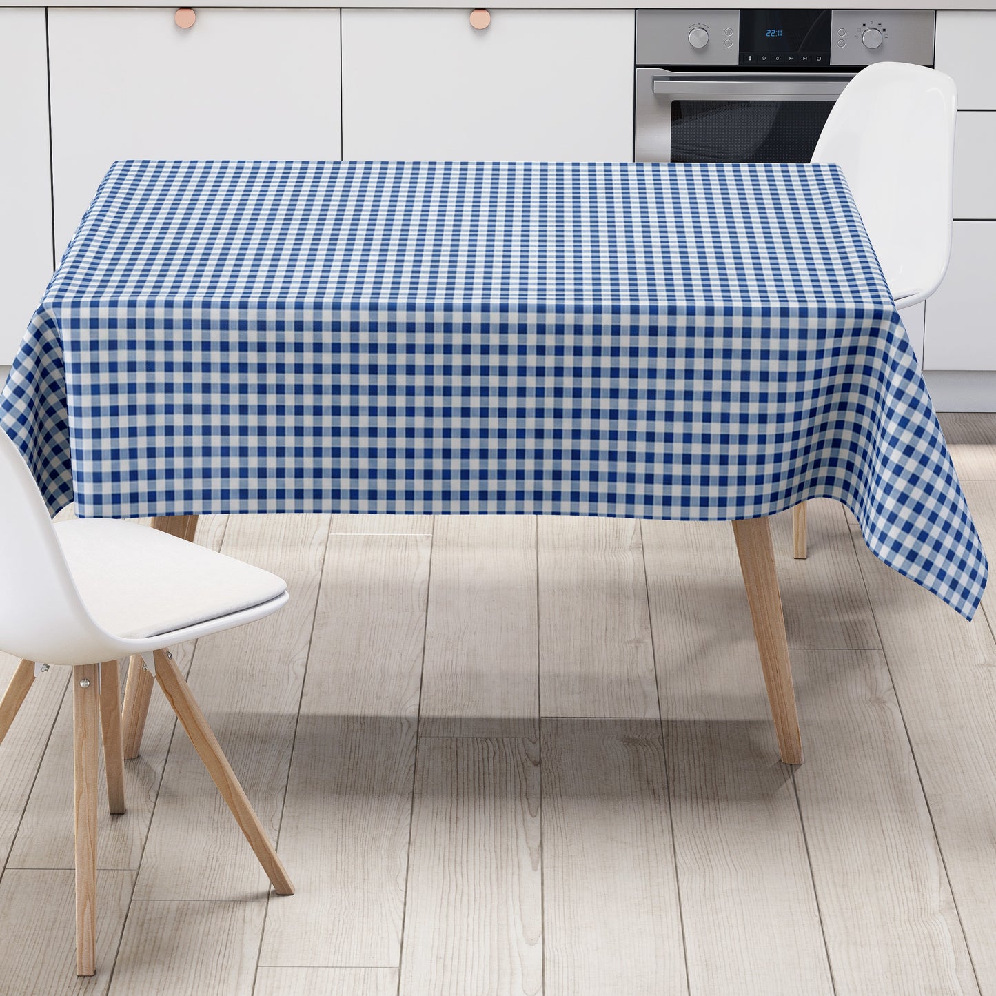 Blau-weiß karierte Wachstuch-Tischdecke in Nahaufnahme. Das feine Vichy-Karomuster besteht aus gleichmäßigen kleinen Quadraten und verläuft glatt und eben über die gesamte Fläche. Die Oberfläche wirkt faltenfrei und gleichmäßig ausgeleuchtet.