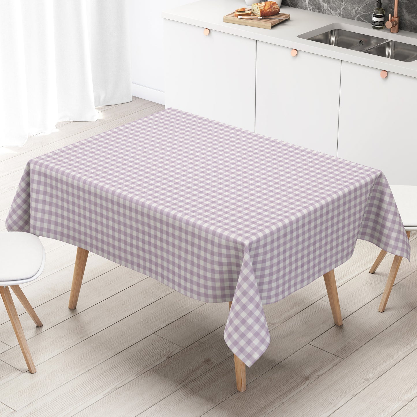 Helllila-weiß karierte Wachstuch-Tischdecke mit feinem Vichy-Karomuster in Nahaufnahme. Die glatte, wasserabweisende Oberfläche ist faltenfrei und zeigt ein gleichmäßiges Karomuster über die gesamte Fläche.