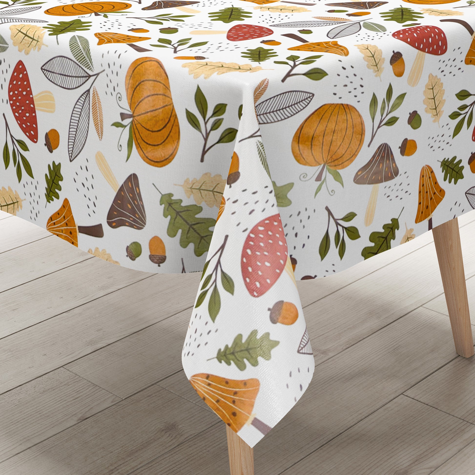 Wachstuch-Tischdecke mit herbstlichem Motiv aus Pilzen, Kürbissen, Eicheln und Blättern in warmen Orange-, Braun- und Grüntönen auf hellem Hintergrund.