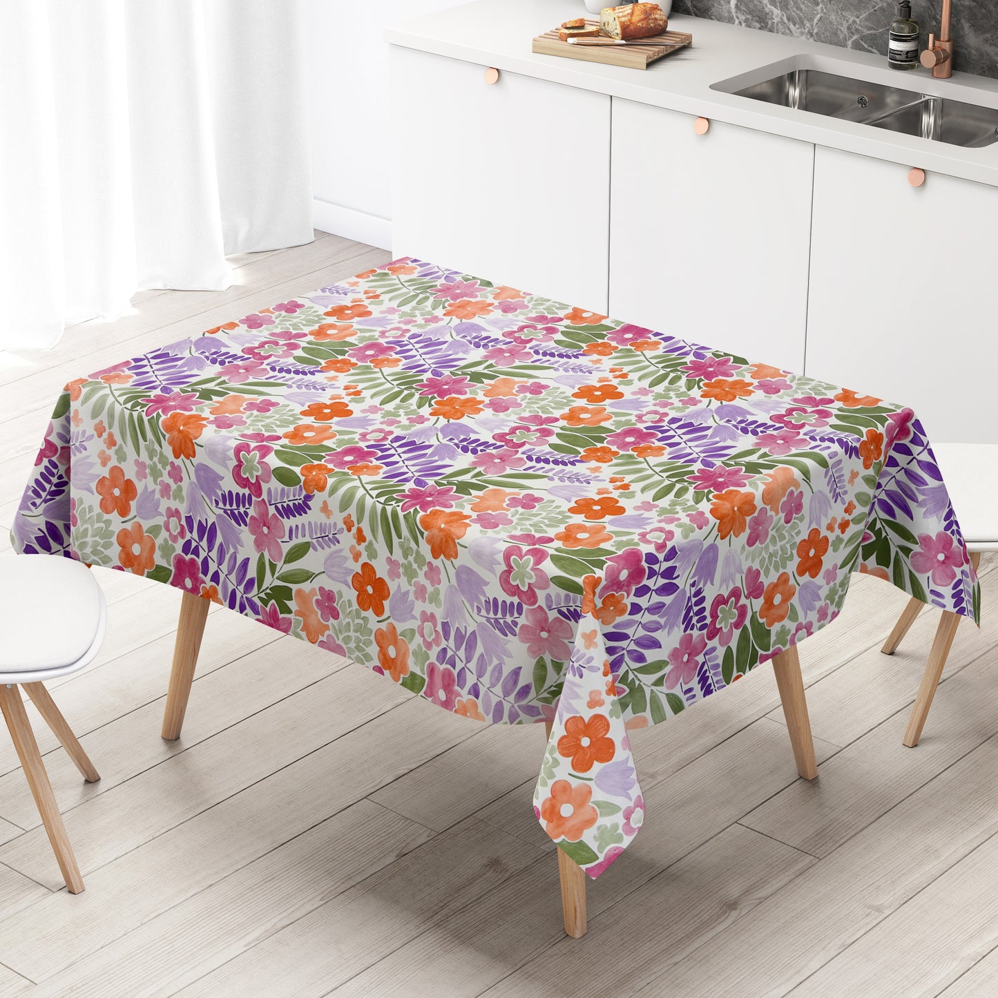 Florale Wachstuch-Tischdecke mit pinken, orangen und violetten Blüten sowie grünen Blättern auf hellem Hintergrund, dichtes und verspieltes Muster für fröhliche und farbenfrohe Tischdekoration