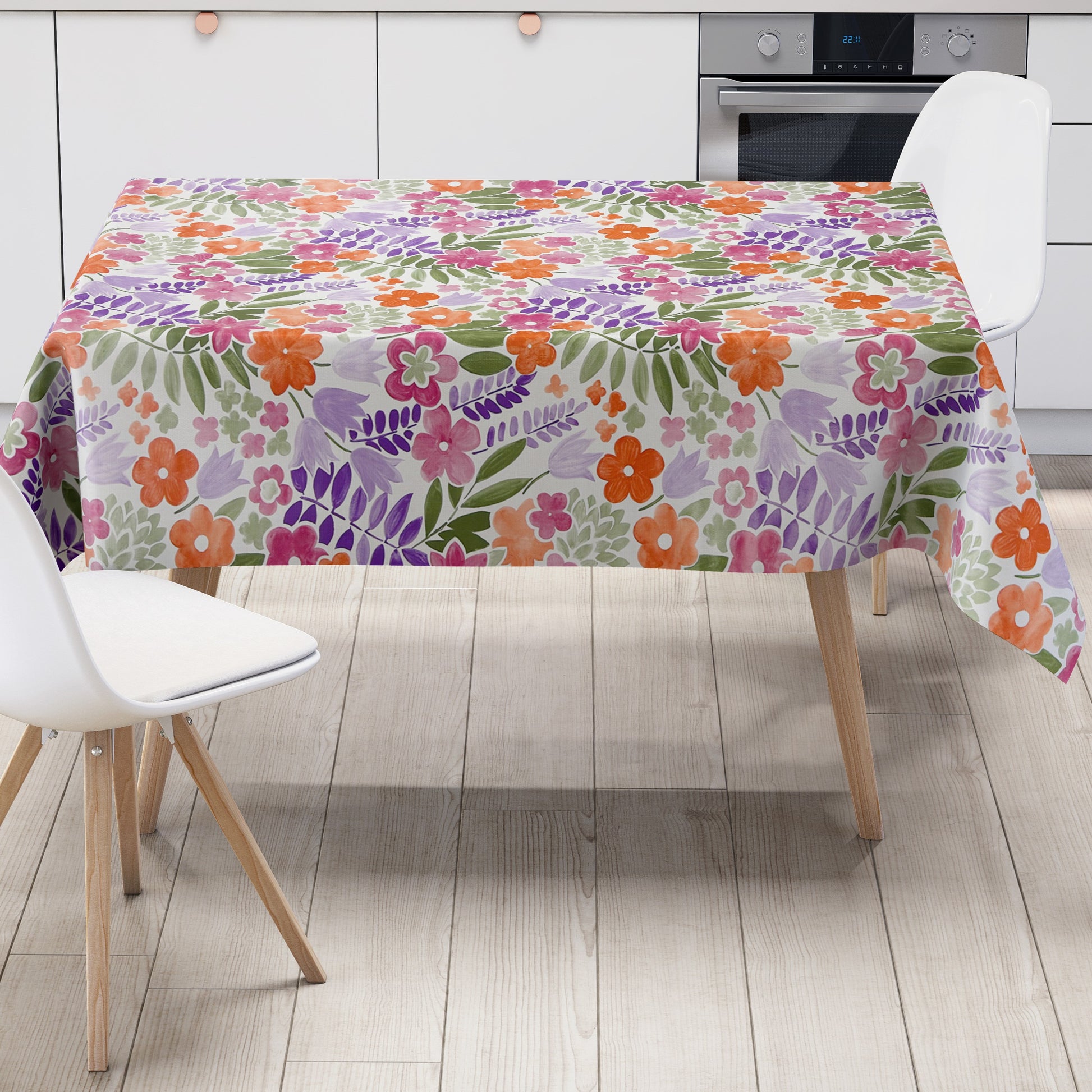 Florale Wachstuch-Tischdecke mit pinken, orangen und violetten Blüten sowie grünen Blättern auf hellem Hintergrund, dichtes und verspieltes Muster für fröhliche und farbenfrohe Tischdekoration