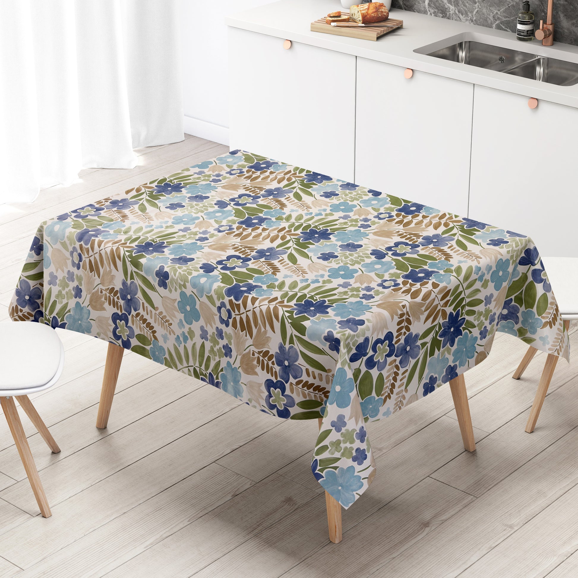 Florale Wachstuch-Tischdecke mit blauen und türkisen Blüten, grünen Blättern und beigen Akzenten auf hellem Hintergrund, lebendiges und frisches Muster für frühlingshafte Tischdekoration