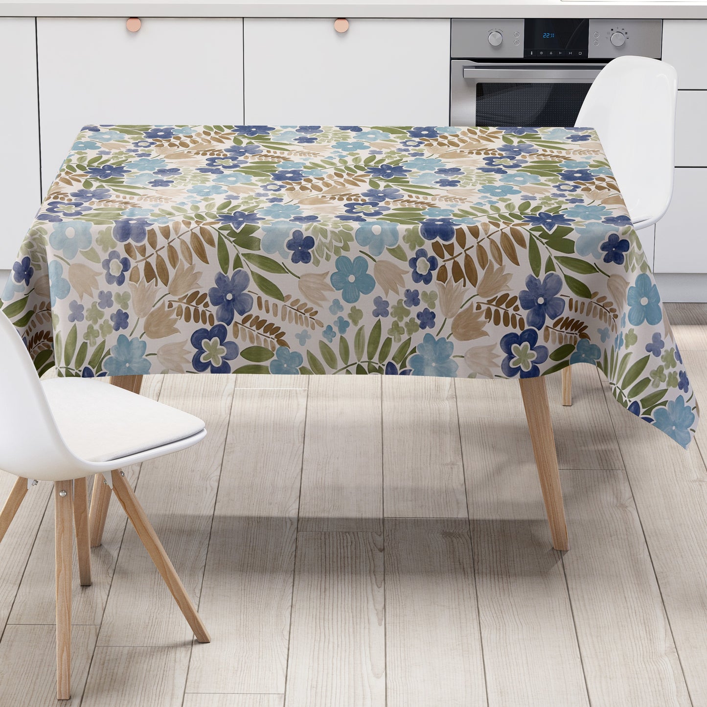 Florale Wachstuch-Tischdecke mit blauen und türkisen Blüten, grünen Blättern und beigen Akzenten auf hellem Hintergrund, lebendiges und frisches Muster für frühlingshafte Tischdekoration