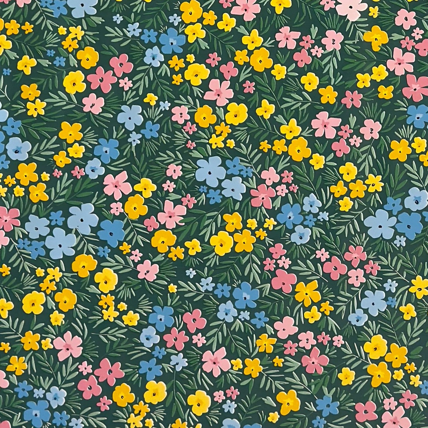 Dunkelgrüne Wachstuch-Tischdecke mit buntem Streublumenmuster aus kleinen gelben, rosa und blauen Blüten sowie feinen grünen Blättern, die über die gesamte Oberfläche verteilt sind.