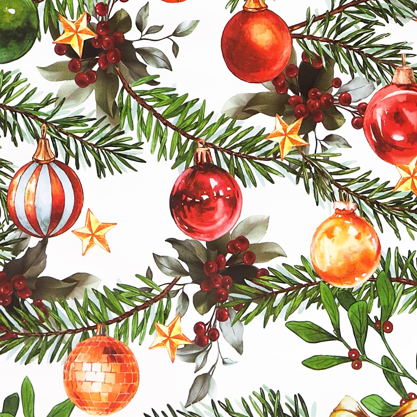 Weihnachtliche Wachstuch-Tischdecke auf weißem Hintergrund mit locker angeordneten grünen Tannenzweigen, roten, goldenen und grünen Christbaumkugeln sowie kleinen Beeren und Sternen im handgemalten Stil.