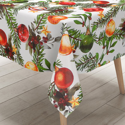 Weihnachtliche Wachstuch-Tischdecke auf weißem Hintergrund mit locker angeordneten grünen Tannenzweigen, roten, goldenen und grünen Christbaumkugeln sowie kleinen Beeren und Sternen im handgemalten Stil.