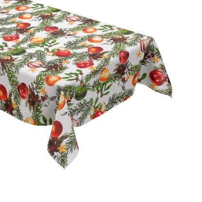 Weihnachtliche Wachstuch-Tischdecke auf weißem Hintergrund mit locker angeordneten grünen Tannenzweigen, roten, goldenen und grünen Christbaumkugeln sowie kleinen Beeren und Sternen im handgemalten Stil.