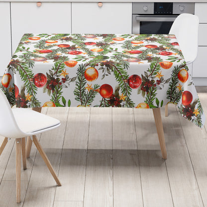 Weihnachtliche Wachstuch-Tischdecke auf weißem Hintergrund mit locker angeordneten grünen Tannenzweigen, roten, goldenen und grünen Christbaumkugeln sowie kleinen Beeren und Sternen im handgemalten Stil.