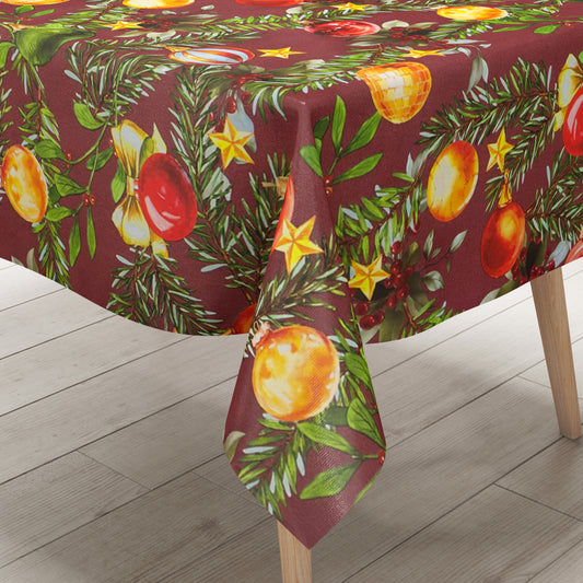 Weihnachtliche Wachstuch-Tischdecke mit bordeauxfarbenem Hintergrund, verziert mit grünen Tannenzweigen, roten, goldenen und grünen Christbaumkugeln sowie kleinen Sternen und Beeren im handgemalten Stil.