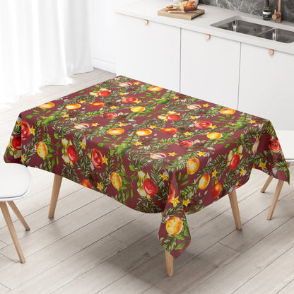 Weihnachtliche Wachstuch-Tischdecke mit bordeauxfarbenem Hintergrund, verziert mit grünen Tannenzweigen, roten, goldenen und grünen Christbaumkugeln sowie kleinen Sternen und Beeren im handgemalten Stil.