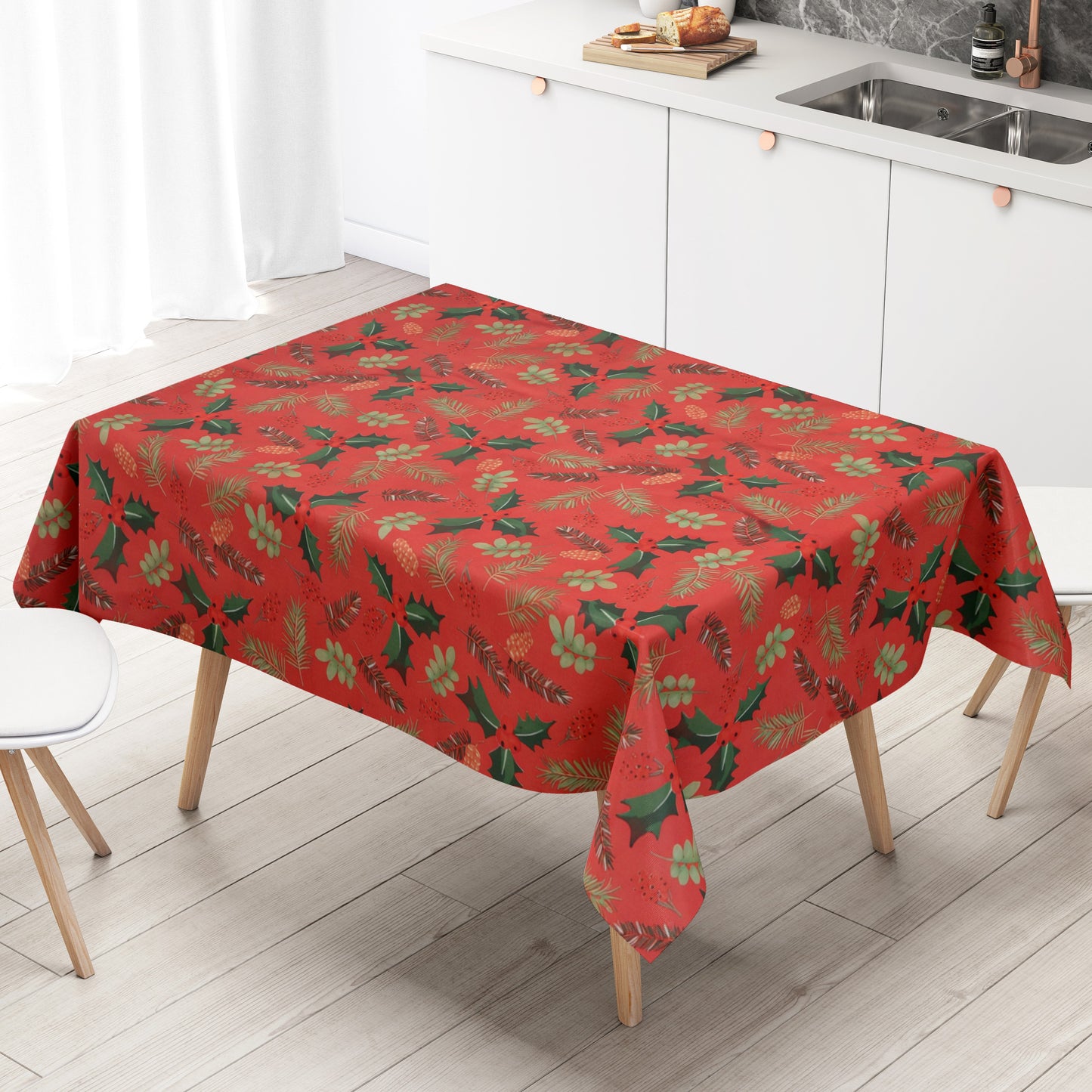 Weihnachtliche Wachstuch-Tischdecke auf rotem Hintergrund mit gleichmäßig verteilten Tannenzweigen, Tannenzapfen, Blättern und kleinen Beeren in einem natürlichen, dekorativen Stil.
