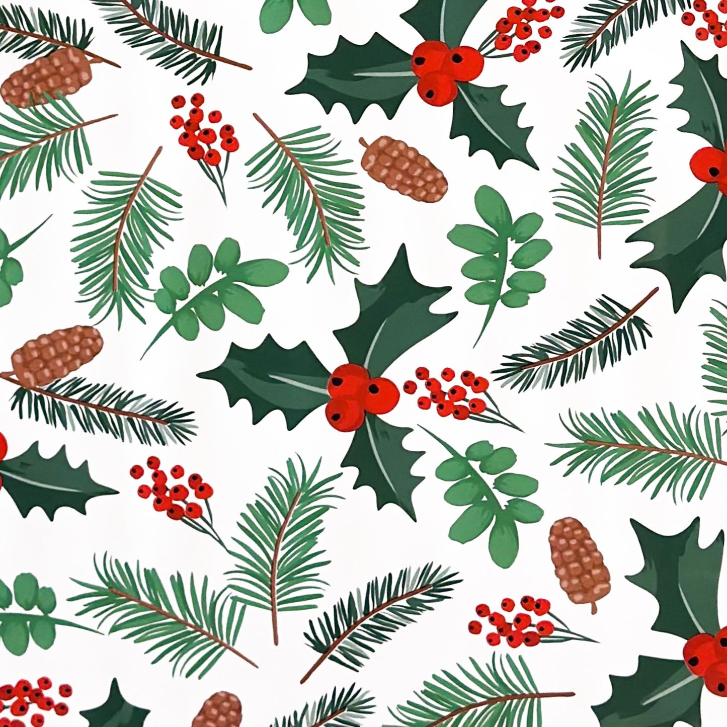 Weihnachtliche Wachstuch-Tischdecke auf weißem Hintergrund mit Tannenzweigen, Tannenzapfen, grünen Blättern und roten Beeren in einem leichten, natürlichen Muster.