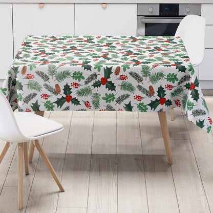 Weihnachtliche Wachstuch-Tischdecke auf weißem Hintergrund mit Tannenzweigen, Tannenzapfen, grünen Blättern und roten Beeren in einem leichten, natürlichen Muster.