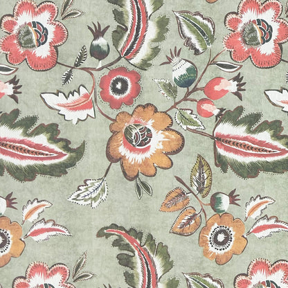 Beschichtete Baumwoll-Tischdecke mit floralem Muster auf olivgrünem Hintergrund, verziert mit großen Blüten in Korall-, Orange- und Cremetönen sowie dekorativen Blättern. Über eine Tischecke drapiert, mit sichtbaren hellen Holzbeinen.