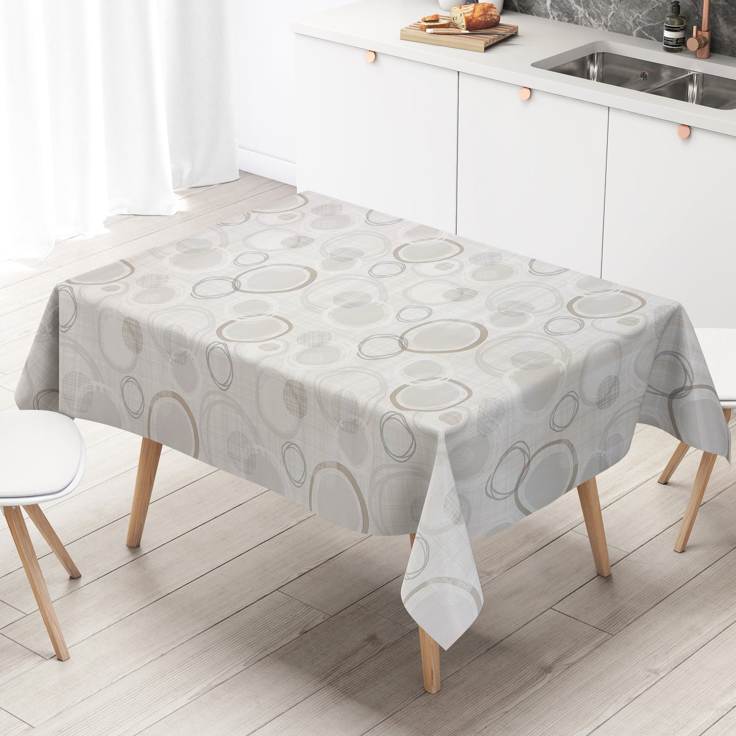 Moderne Wachstuch-Tischdecke mit abstraktem Kreismuster in Beige-, Grau- und Cremetönen auf heller Leinenoptik.