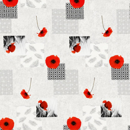 Wachstuch-Tischdecke mit modernem Mohnblumen-Motiv auf hellem Hintergrund. Das Design kombiniert leuchtend rote Mohnblüten mit geometrischen Mustern, filigranen Blattmotiven und dekorativen Schwarz-Weiß-Fotoelementen im Patchwork-Stil. Die wasserabweisende Tischdecke fällt gleichmäßig über die Kanten eines rechteckigen Tisches und ist vor weißem Hintergrund freigestellt dargestellt.