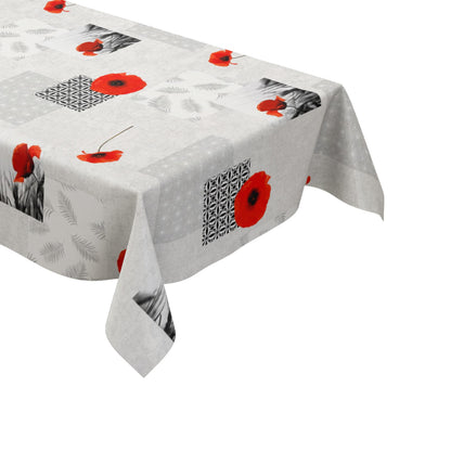 Wachstuch-Tischdecke mit modernem Mohnblumen-Motiv auf hellem Hintergrund. Das Design kombiniert leuchtend rote Mohnblüten mit geometrischen Mustern, filigranen Blattmotiven und dekorativen Schwarz-Weiß-Fotoelementen im Patchwork-Stil. Die wasserabweisende Tischdecke fällt gleichmäßig über die Kanten eines rechteckigen Tisches und ist vor weißem Hintergrund freigestellt dargestellt.