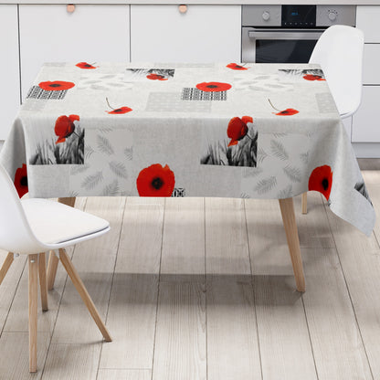 Wachstuch-Tischdecke mit modernem Mohnblumen-Motiv auf hellem Hintergrund. Das Design kombiniert leuchtend rote Mohnblüten mit geometrischen Mustern, filigranen Blattmotiven und dekorativen Schwarz-Weiß-Fotoelementen im Patchwork-Stil. Die wasserabweisende Tischdecke fällt gleichmäßig über die Kanten eines rechteckigen Tisches und ist vor weißem Hintergrund freigestellt dargestellt.