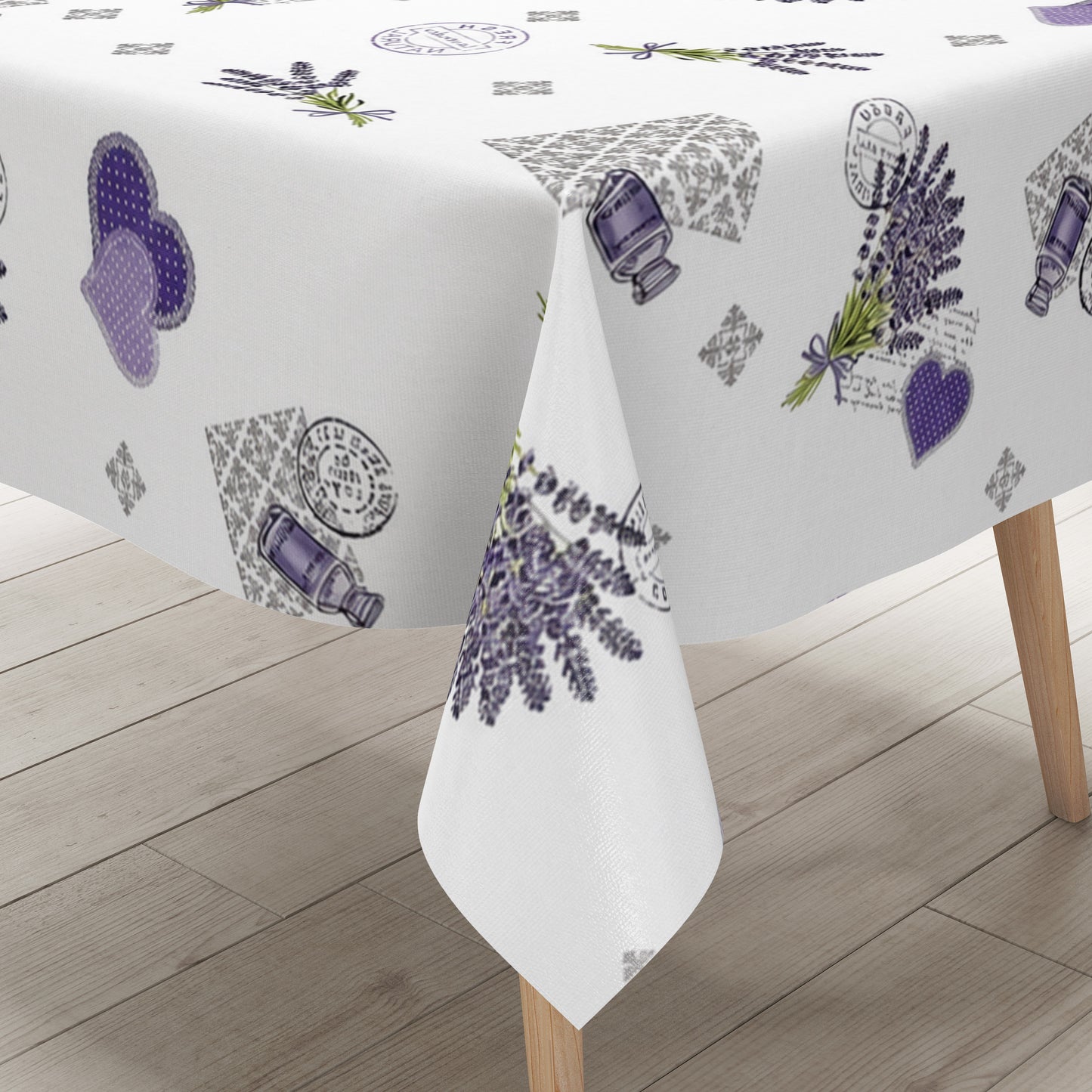 Wachstuch-Tischdecke mit romantischem Lavendel-Motiv auf weißem Hintergrund. Das Design zeigt Lavendelsträuße, lilafarbene Herzen, kleine Lavendelöl-Fläschchen, florale Ornamente und dekorative Vintage-Schriftzüge. Die wasserabweisende Tischdecke fällt gleichmäßig über die Kanten eines rechteckigen Tisches und ist vor weißem Hintergrund freigestellt dargestellt.