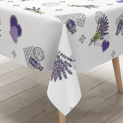 Wachstuch-Tischdecke mit romantischem Lavendel-Motiv auf weißem Hintergrund. Das Design zeigt Lavendelsträuße, lilafarbene Herzen, kleine Lavendelöl-Fläschchen, florale Ornamente und dekorative Vintage-Schriftzüge. Die wasserabweisende Tischdecke fällt gleichmäßig über die Kanten eines rechteckigen Tisches und ist vor weißem Hintergrund freigestellt dargestellt.